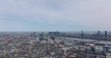 Metropolis 'in alacakaranlıktaki hava panoramik görüntüleri. Geriye dönükse, kentsel çevredeki binaları ortaya çıkarıyor. Boston, ABD