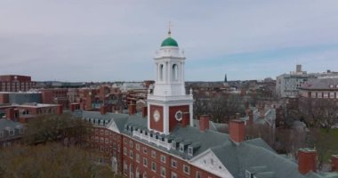 Harvard Üniversitesi kampüs kompleksinin üstünde uç. Eliot House 'daki beyaz kule etrafında sıkı uçuş. Boston, ABD