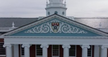 Harvard İşletme Fakültesi armasını, Baker Kütüphanesi 'nin ana girişinin üstündeki süsleme için geri çek. Tarihi yapıyı gözler önüne seriyor. Boston, ABD