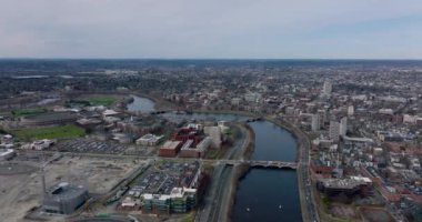 Büyük şehrin havadan panoramik görüntüsü. Harvard Üniversitesi 'nin çevresinden Charles River akıyor. Boston, ABD