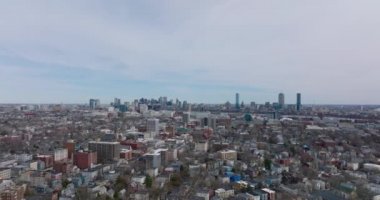 Şehir merkezindeki caddelerin ve binaların üzerinden ileriye doğru uçuyor. Modern yüksek binalarla gökyüzü. Boston, ABD