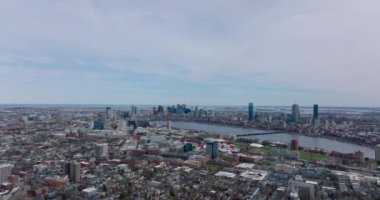 Metropolis 'in alacakaranlıktaki hava panoramik görüntüleri. Konut semtindeki binalar ve arka plandaki yüksek ofis kuleleri. Boston, ABD
