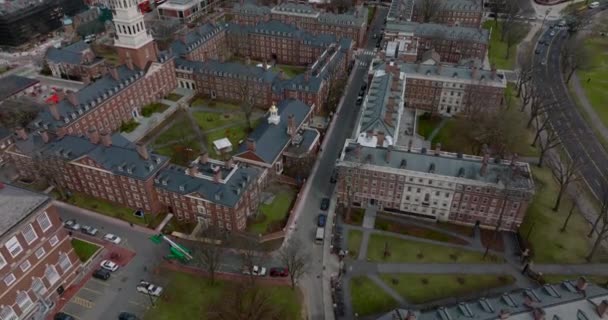 Wznoszący się materiał filmowy kompleksu zabytkowych budynków z czerwonej cegły w kampusie Uniwersytetu Harvarda. Boston, USA — Wideo stockowe