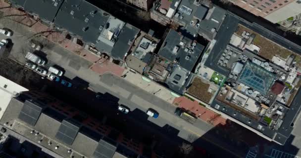 Flyg ovanför bostadsområde. Upp och ner utsikt över lövlösa träd mellan rader av lägenhetshus. Boston, USA — Stockvideo