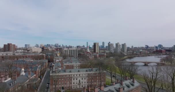 Повітряний вид на житлові будівлі на березі річки Чарльз. Будинки Гарвардського університету. Бостон (США) — стокове відео