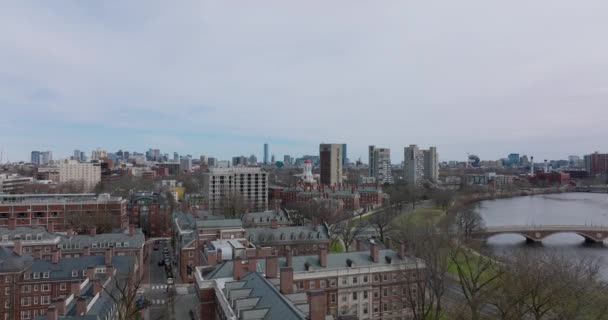 Прямо над будівлями з червоної цегли в кампусі Гарвардського університету на набережній Чарльза. Бостон (США) — стокове відео