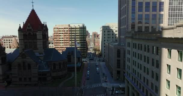 Taaksepäin paljastaa Trinity Church ja hallinto- tai toimistorakennukset kaupungin keskustassa. Boston, Yhdysvallat — kuvapankkivideo