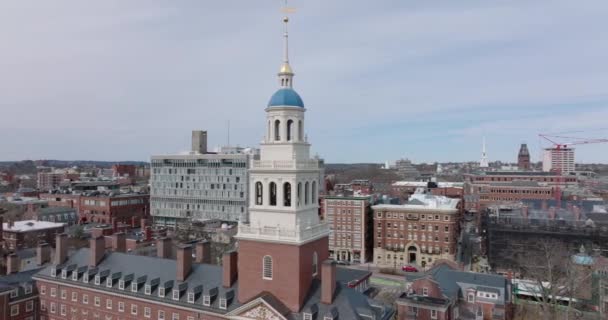 Een baan om het gebouw met hoge toren. Luchtfoto van historische bakstenen huizen van Harvard University. Boston, Verenigde Staten — Stockvideo