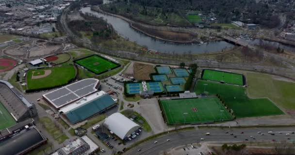 Área de esporte para várias disciplinas. Vista aérea do centro desportivo universitário. Carros dirigindo na movimentada estrada multipista. Boston, EUA — Vídeo de Stock