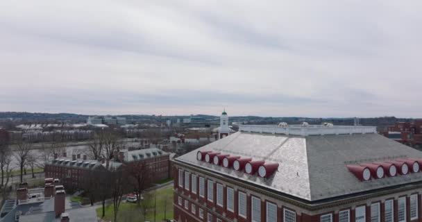 A frente sobrevoa o Malkin Athletic Centre no complexo da Universidade de Harvard. Revelando edifícios de tijolos vermelhos. Boston, EUA — Vídeo de Stock