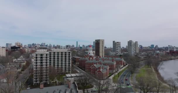 유명 한 하아 버드 대학교의 일부 인 던 터 하우스 의 역사적 인 건물 위를 날고 있다. 높이 에서 도시 경관이 보여요. Boston, USA — 비디오