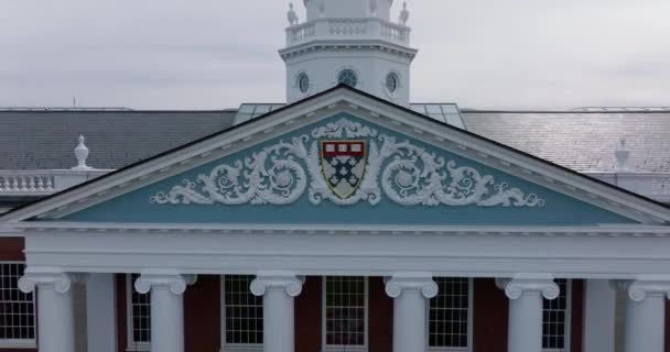 Neem een foto van Harvard Business School wapen in decoratie boven de hoofdingang van Baker Library. Onthulling van historisch gebouw. Boston, Verenigde Staten — Stockvideo