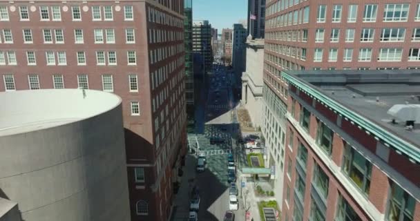 Maju terbang tinggi di atas jalan dikelilingi oleh gedung perkantoran tinggi. Hari cerah di pusat kota. Boston, Amerika Serikat — Stok Video