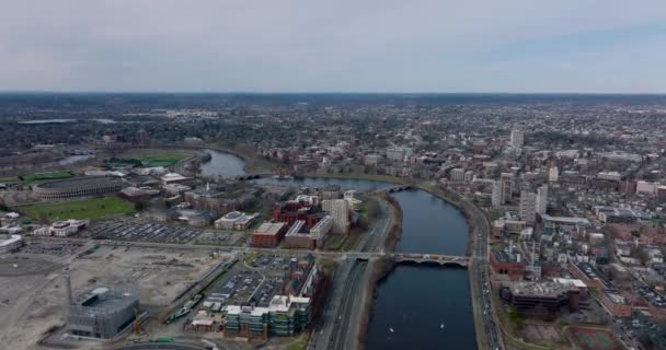 Luchtfoto panoramisch schot van de grote stad. Charles rivier stroomt door Cambridge rond Harvard University site. Boston, Verenigde Staten — Stockvideo