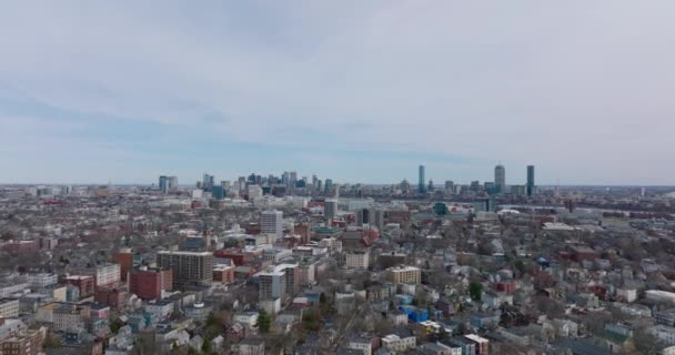 Forwards fly above streets and buildings in residential urban neighbourhood. Skyline with modern tall buildings. Boston, USA — Vídeo de stock
