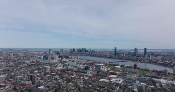 Aerial panoramic footage of metropolis at twilight. Buildings in residential borough and tall office towers in background. Boston, USA — Vídeo de stock