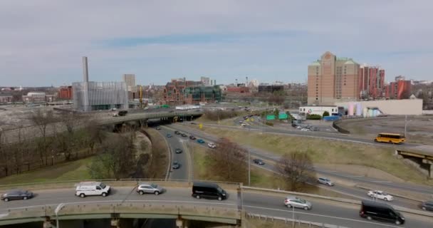 Carreteras ocupadas en la ciudad. Adelante vuelan por encima del intercambio multinivel. Cola de coches en movimiento lento en rampas de salida. Boston, Estados Unidos — Vídeos de Stock