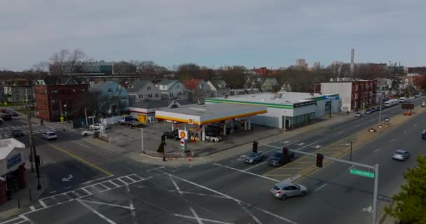 Widok z lotu ptaka nowoczesnej stacji benzynowej w mieście. Usługi motoryzacyjne na skrzyżowaniu dróg w miejskiej dzielnicy mieszkalnej. Boston, USA — Wideo stockowe