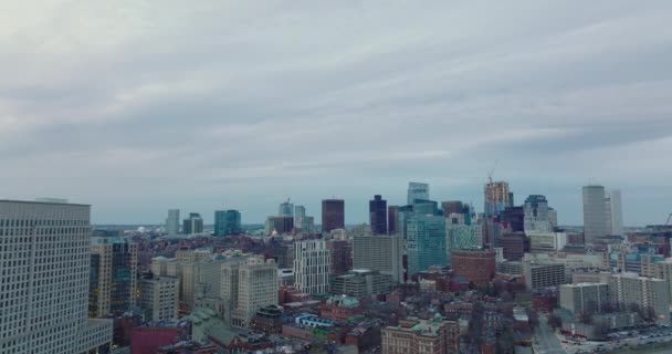 Şehir manzarası şehir merkezindeki gökdelenler gri bulutlu gökyüzüne karşı. İleriye doğru, şehrin üzerinde uçuyor. Boston, ABD — Stok video