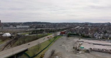 Forvetler şehir mahallelerinin üzerinde uçar. Şehirdeki ulaşım altyapısı. Geniş yollarda giden araçların hava görüntüsü. Boston, ABD