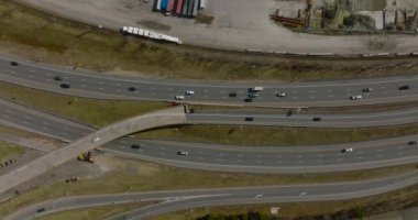 Trafik kavşağındaki kuşların görüş açısı. Çok şeritli yolda giden araçlar, çıkış rampaları ve köprüler. Boston, ABD