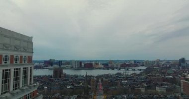 Şehir mahallelerinde forvetler caddenin yukarısında uçar. Gün batımından sonra Charles Nehri kıyısındaki apartman daireleri. Boston, ABD