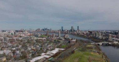 Geniş nehir kıyısındaki büyük şehrin hava panoramik görüntüleri. Şehir merkezindeki modern gökdelenler. Boston, ABD
