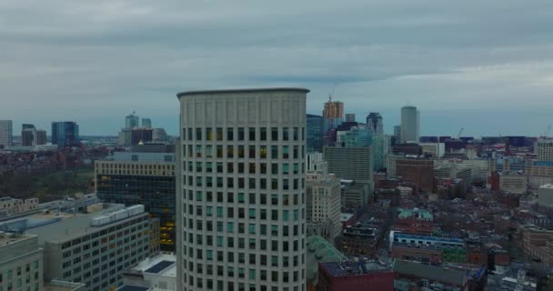 Pull back shot of tall office building in city. Revealing cityscape with downtown skyscrapers at dusk. Boston, USA — Stock Video