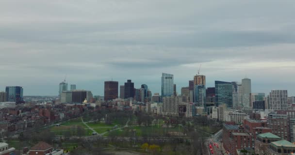 Vista panorâmica aérea do parque público e arranha-céus modernos do centro. Dia nublado na cidade ao entardecer. Boston, EUA — Vídeo de Stock