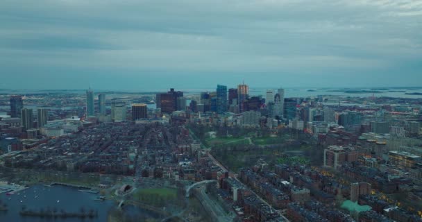 Cidade grande no crepúsculo. Vista aérea do bairro urbano à beira-mar e no centro da cidade edifícios de escritórios de alto nível em segundo plano. Boston, EUA — Vídeo de Stock