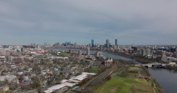 Aerial panoramic footage of large city on wide river banks. Modern high rise downtown skyscrapers in distance. Boston, USA — Vídeo de stock