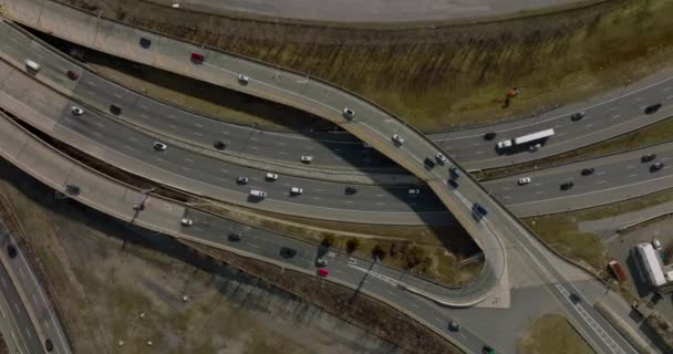 Nahoru dolů záběry rušné dálniční komunikace. Multilanová a víceúrovňová křižovatka s hustým provozem. Boston, USA — Stock video