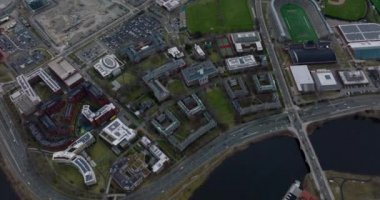 Harvard İşletme Fakültesi 'nin rıhtımındaki işlek çok şeritli yolda giden arabalar. Boston, ABD