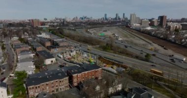 Şehir merkezinin üzerinden uç. Ana yoldaki inşaat alanında. Arka planında gökdelenler olan şehir manzarası. Boston, ABD