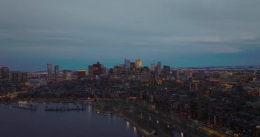 Kentsel çevre ve arka plandaki yüksek katlı ofis binalarının panoramik görüntüsü. Akşam manzarası. Boston, ABD