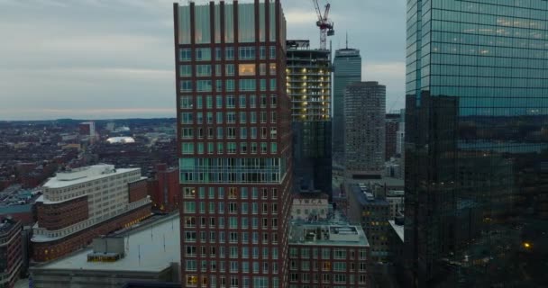 Förhöjd utsikt över centrum byggnader i skymningen. Flyg runt moderna höga skyskrapor med blanka glasfasader. Boston, USA — Stockvideo