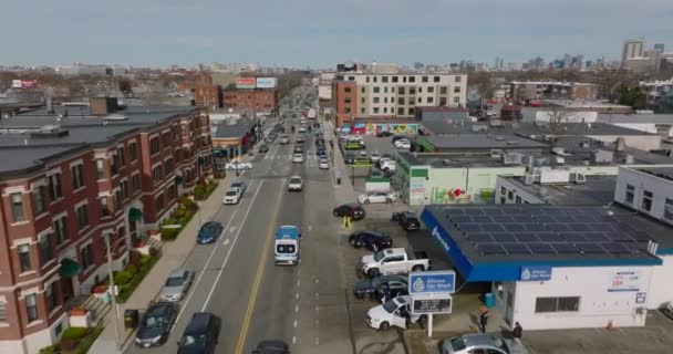주거 지역의 번화 한 거리들 입니다. 자동차 가 도로를 달리고 교차로를 통과하는 모습 이 공중에서 보인다. Boston, USA — 비디오
