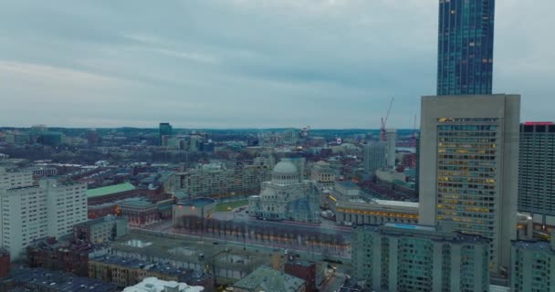 Fly above city at twilight. Church with dome under reconstruction next by modern downtown skyscrapers. Boston, USA — 비디오