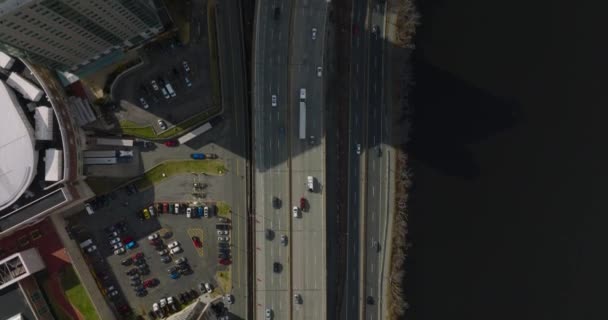 Ptasie oko na ruchliwą infrastrukturę transportową. Pojazdy przejeżdżające autostradą wzdłuż wieżowców na nabrzeżu. Boston, USA — Wideo stockowe