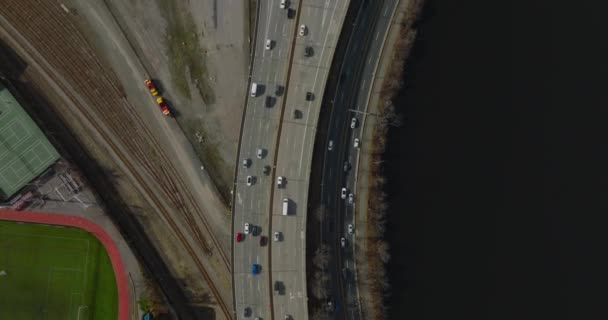Hohe Blickwinkel auf viel befahrene Autobahn und Kreuzung am Wasser. Top-Down-Aufnahme fahrender Fahrzeuge. Boston, USA — Stockvideo