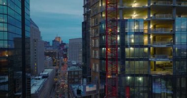 Yeni modern ofis binasının duvarları boyunca yükselen hava görüntüleri. Alacakaranlıkta şehir merkezinde. Boston, ABD