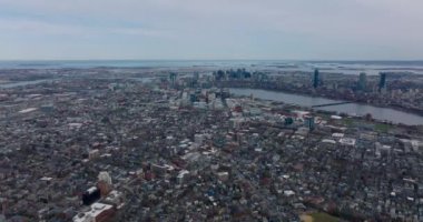 Şehrin havadan indirilmiş panoramik görüntüleri. Mahalledeki binaların üzerinden uç. Boston, ABD
