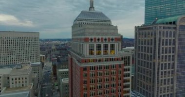 Yüksek ofis binaları, bankalar ve iş merkezleri arasında uçun. Karanlık çöktüğünde panoramik şehir manzarası ortaya çıkıyor. Boston, ABD