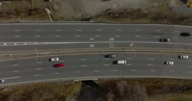 Anayoldaki trafiğin yüksek açılı görüntüleri. Geniş yolda farklı şeritlerde giden renkli araçlar. Boston, ABD