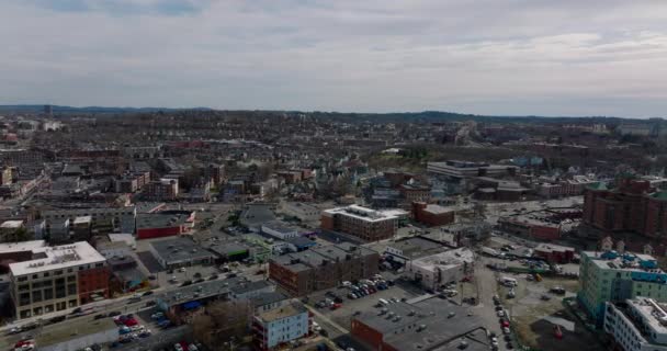 在大城市的市区上空飞行.空中全景拍摄的城镇发展。美国波士顿 — 图库视频影像