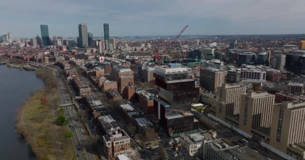 Luftaufnahmen von der Baustelle des futuristischen Gebäudes der Fakultät für Informatik und Datenwissenschaften. Stadtbild im Hintergrund. Boston, USA — Stockvideo