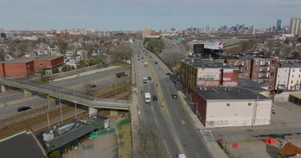 都市部の交通インフラ。鉄道線路や高速道路上の道路橋の中を走行車両。ボストン,アメリカ — ストック動画