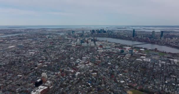 Aerial panoramic descending footage of city. Fly high above buildings in residential neighbourhood. Boston, USA — ストック動画