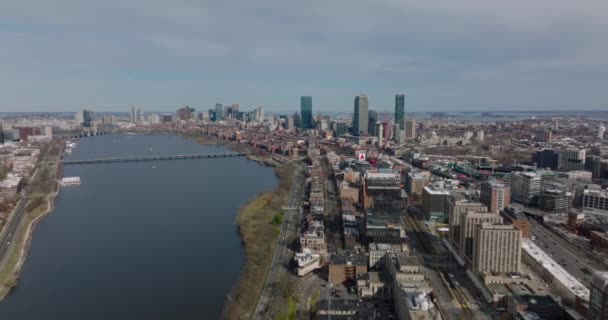 Aerial panoramic view of large city. Wide river at water dam and downtown skyscrapers in distance. Boston, USA — Vídeo de stock