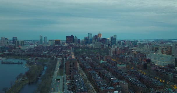 Filmagem panorâmica aérea descendente de Back Bay borough ao anoitecer. Cityscape vista para o centro da cidade arranha-céus à distância. Boston, EUA — Vídeo de Stock